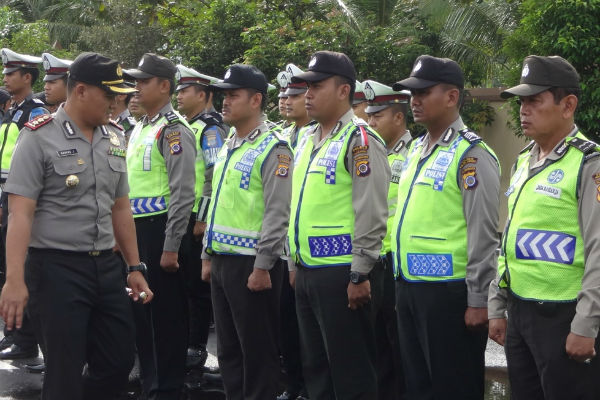 Kapolres Kulonprogo, AKBP Nanang Djunaedi mengecek kesiapan personel dalam apel gelar pasukan gabungan TNI dan Polri di halaman Mapolres Kulonprogo, Selasa (29/11/2016). (Rima Sekarani I.N./JIBI/Harian Jogja)