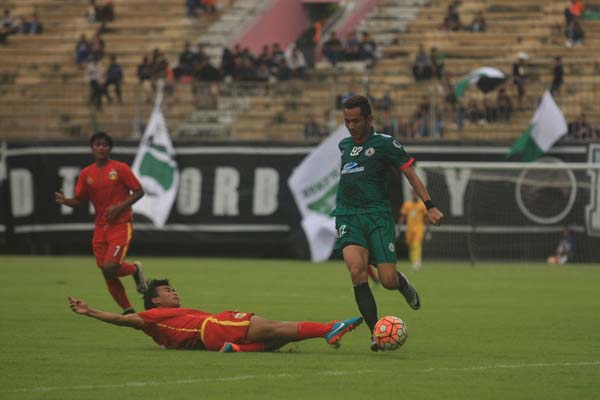 Pemain PSS Sleman Dave Mustaine berusaha menghindari tackling dari pemain Bhayangkara U-21 pada lag uji coba di Stadion Maguwoharjo, Sleman, Sabtu (25/11/2016) sore. Uji coba digelar oleh PSD sebagai persiapan menghadapi Perserang pada babak 8 besar ISC B 2016 di Stadion Bumi Kartini, Jepara, Jawa Tengah, 9 Desember mendatang. (Harian Jogja/Jumali)