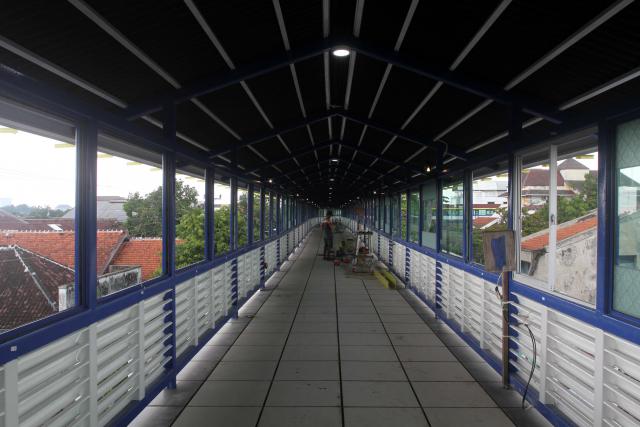 Pekerja menyelesaikan pembangunan Skybridge di Jl. Dr. Setiabudi, Gilingan, Solo, Rabu (9/11/2016). (Nicolous Irawan/JIBI/Solopos)