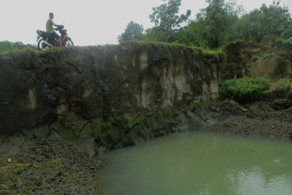 Akibat aktivitas pertambangan di Dusun Srumbung, Desa Segoroyoso, Kecamatan Pleret, terbentuk kubangan air dan jurang sedalam belasan meter. foto diambil pada Senin (5/12/2016). (Irwan A. Syambudi/JIBI/Harian Jogja)