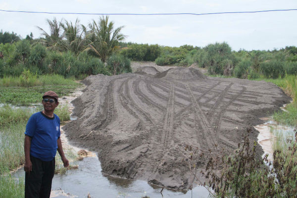 Lokasi lahan gumuk pasir seluas 1.500 meter persegi masih terus diratakan oleh 1 unit buldozer milik Pemkab Bantul. (Arief Junianto/JIBI/Harian Jogja)