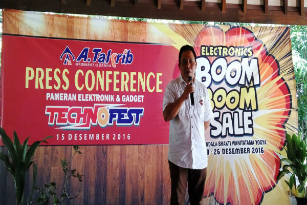 Direktur Supermarket Elektronik A Takrib Roczhi Guntoro saat menjelaskan pameran bertajuk Technofest, Electronics Boom Boom Sale di Rumah Makan Banyu Mili, Kamis (15/12/2016). (IST. A Takrib)