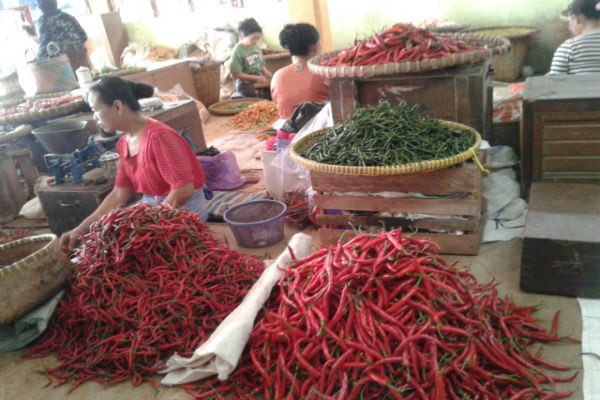 Seorang pedagang cabai di Pasar Beringharjo Warti ketika berjualan, Jumat (16/12/2016). (Kusnul Isti Qomah/JIBI/Harian Jogja)