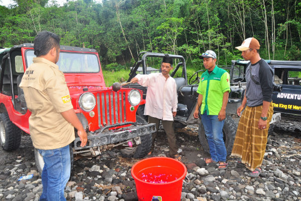 Asosiasi Jip Wisata Lereng Merapi menggelar Kenduri di Kali Kuning Pakem sebagai rasa syukur dan persiapan menghadapi liburan akhir tahun ini. (Abdul Hamid Razak/JIBI/Harian Jogja)