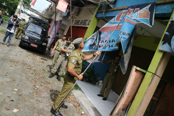 Petugas Satpol PP melakukan penyegelan terhadap enam salon dan spa kecantikan yang melakukan praktik prostitusi terselubung di jalan Gito Gati Dohoharjo Ngaglik, Jumat (16/12/2016). (Abdul Hamid Razak/JIBI/Harian Jogja)