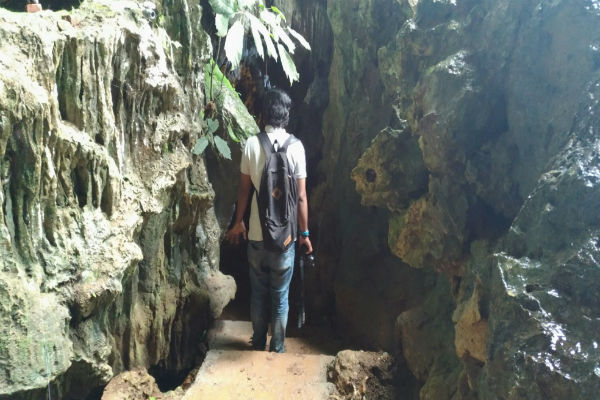 Salah seorang wisatawan memasuki kawasan Gua Tembelang di Dusun Bolang, Girikarto, Panggang, Jumat (16/12/2016). Gua Tembelang kini menjadi salah satu objek wisata baru di Gunungkidul. (Bhekti Suryani/JIBI/Harian Jogja)