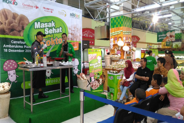 Chef Tabrani menyampaikan penjelasaan sebelum melakukan demo masak Masak Sehat Bersama Hokto di Carrefour Ambarrukmo Plaza, Minggu (18/12/2016). (Bernadheta Dian Saraswati/JIBI/Harian Jogja)