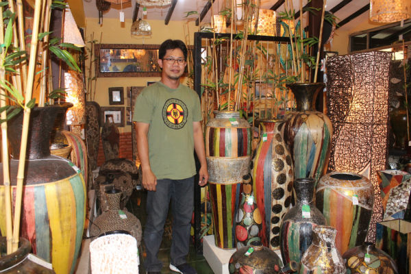 Deddy Effendy Anakottapary sebagai owner dari Palem Craft Jogja ketika ditemui di gerainya di Jogja, Jl KHA Dahlan No 8, Jumat (16/12/2016). (Kusnul Isti Qomah/JIBI/Harian Jogja)