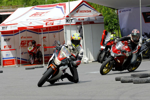 Peserta CBR250RR Fun Race menggunakan sirkuit yang telah disiapkan untuk mempraktikkan hasil coaching clinic dalam CBR250RR Fun Race di sirkuit Maguwoharjo International Stadium, Minggu (18/12/2016). (IST.Astra Motor)