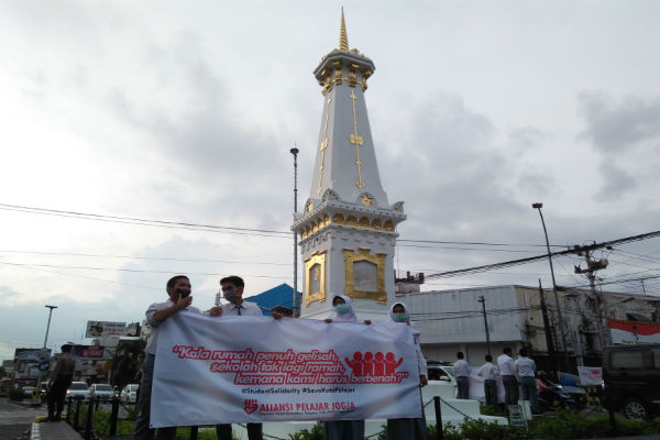 Aksi diam bentuk solidaritas pelajar di Tugu Jogja, yang tergabung dalam Aliansi Pelajar Jogja atas peristiwa klitih dan kekerasan antar pelajar yang terjadi beberapa waktu lalu, Minggu (18/12/2016). ( Holy Kartika N.S/JIBI/Harian Jogja)