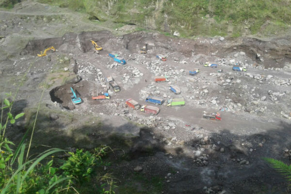 Aktivitas penambangan pasir di Kali Boyong, Singklar, Glagahharjo, Cangkringan beberapa waktu lalu.(Abdul Hamid Razak/JIBI/Harian Jogja)