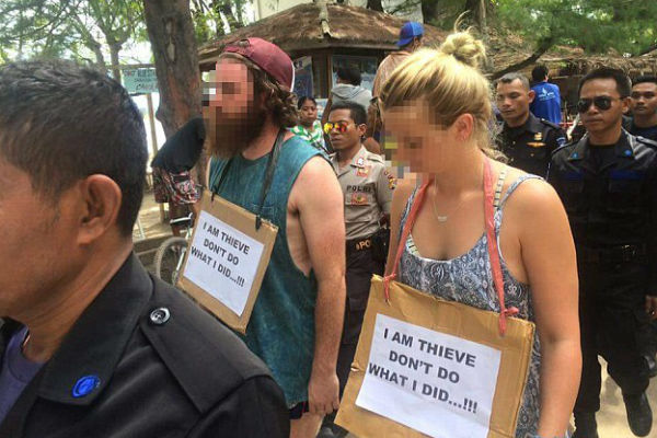 Dua turis asal Australia diarak keliling Gili Trawangan, Lombok, NTB (Facebook Gili Trawangan, Meno, Air)