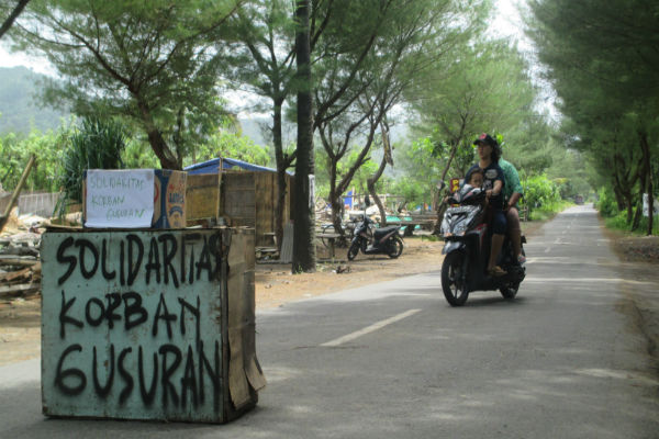 Sejumlah warga korban penggusuran yang masih bertahan dengan mendirikan tenda darurat, mengumpulkan uang donasi suka rela di tengah jalan, kawasan zona inti Gumuk Pasir, Desa Parangtritis, Kecamatan Kretek, Bantul. Rabu (21/12/2016). (Irwan A. Syambudi/JIBI/Harian Jogja)