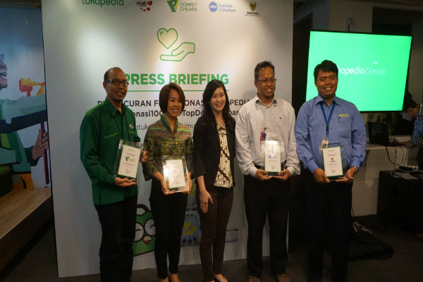(Dari kiri ke kanan) GM Resource Mobilization Dompet Dhuafa Urip Budiarto, Chief Development and Communication Officer YCAB Moni Rejeki, Vice President Tokopedia Melissa Siska Juminto, Partnership Director PKPU Andjar Radite, Kepala Bagian Ritel dan Unit Pengumpul Zakat Budi Setiawan dalam Press Briefing Peluncuran Fitur Donasi Tokopedia ‘TopDonasi’ di Jakarta (21/12/2016). (IST/Tokopedia)