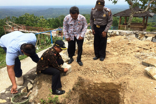Wakil Bupati Gunungkidul Immawan Wahyudi (pegang batu)saat melakukan peletakan batu pertama pembangunan flaying fox di area green village di Desa Mertelu, Gedangsari. Kamis (22/12/2016) .(David Kurniawan/JIBI/Harian Jogja)