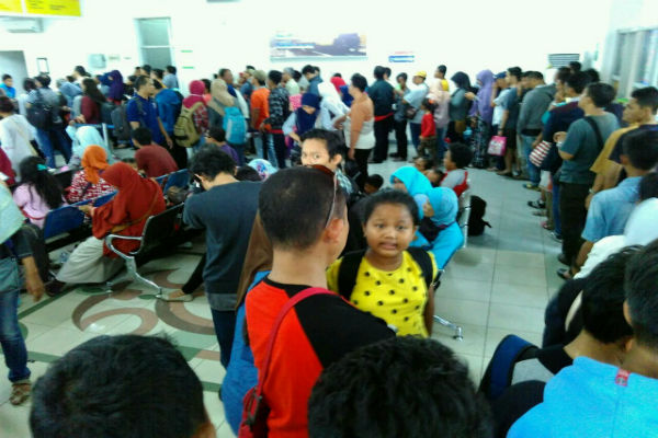 Antrean calon penumpang membelit tiket kereta api saat libur natal & tahun baru di Stasiun Tugu, Sabtu (24/12/2016). Antrean panjang didominasi calon penumpang kereta api Prambanan Ekspres (Prameks). (Gigih M. Hanafi/JIBI/Harian Jogja)