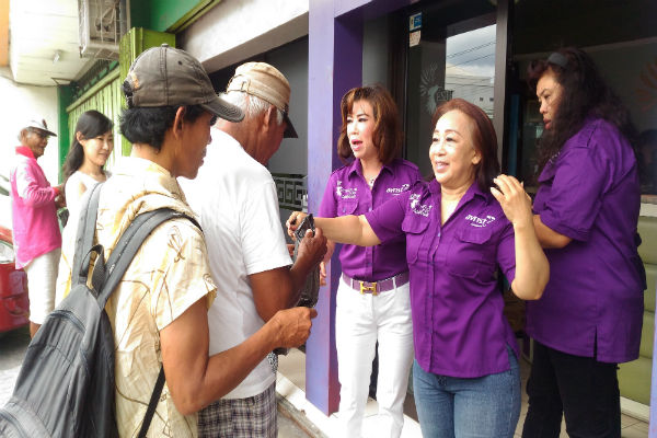 Karyawan Avrist Assurance membagikan nasi bungkus kepada para penarik becak di depan kantor Avrist Assurance Jl. HOS Cokroaminoto no.143 Tegalrejo, Jogja, Rabu (21/12/2016). (Bernadheta Dian Saraswati/JIBI/Harian Jogja)