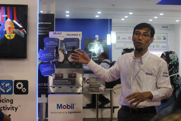 Sigit Wibowo Wagito, Business Venture Manager ExxonMobil Industrial Lubricants Indonesia, menjelaskan salah satu demo tools yang terdapat dalam booth ExxonMobil pada pameran Manufacturing Indonesia 2016.(IST/ExxonMobil )