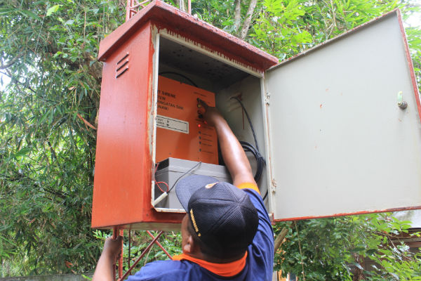 Personil BPBD Kulonprogo melakukan pemeriksaan terhadap unit EWS di Karangwuni, Wates pada Senin (26/12/2016). (Sekar Langit Nariswari/JIBI/Harian Jogja)