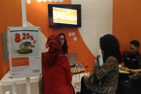 Pengunjung pameran sedang mendatangi booth BNI untuk bertanya-tanya mengenai BNI Griya dalam pameran properti di Plaza Ambarrukmo, Sleman, Jumat (23/12/2016). (Kusnul Isti Qomah/JIBI/Harian Jogja)