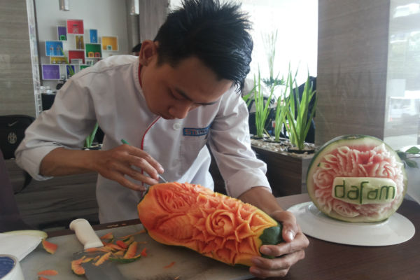 Sejumlah peserta mengikuti kompetisi Fruits Carving yang digelar Hotel Dafam Fortuna Malioboro, Sabtu (17/12/2016). (Mayang Nova Lestari/JIBI/Harian Jogja)
