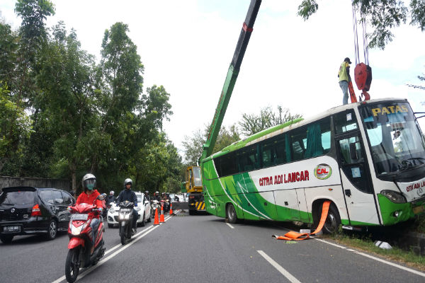Badan bus yang memakan satu jalur jalan mengakibatkan kemacetan lalu lintas di ruas jalan Jogja-Purworejo di Ponganggangan, Sentolo pada Senin (26/12/2016). (Sekar Langit Nariswari/JIBI/Harian Jogja)