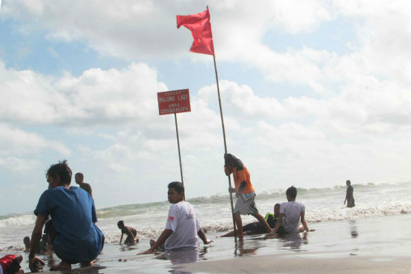 Rambu peringatan tanda bahaya di Pantai Selatan Yogyakarta. (Arief Junianto/JIBI/Harian Jogja)