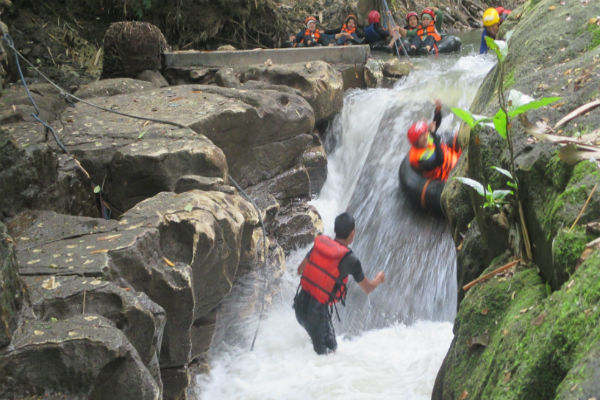 ejumlah wisatawan menikmati wisata susur sungai dengan menggunakan ban dan pelampung, di objek wisata Karst Tubing, Dusun Surobayan, Desa Argomulyo, Kecamatan Sedayu, Bantul. Senin (26/12/2016). (Irwan A. Syambudi/JIBI/Harian Jogja)
