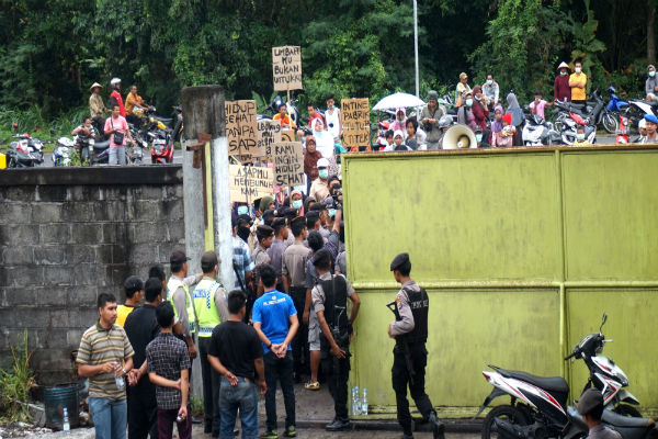 Puluhan warga Desa Pleret berhadap-hadapan dengan aparat kepolisian saat melakukan aksi demo atas polusi asap pabrik briket di Pleret, Panjatan pada Selasa (27/12/2016). (Sekar Langit Nariswari/JIBI/Harian Jogja)