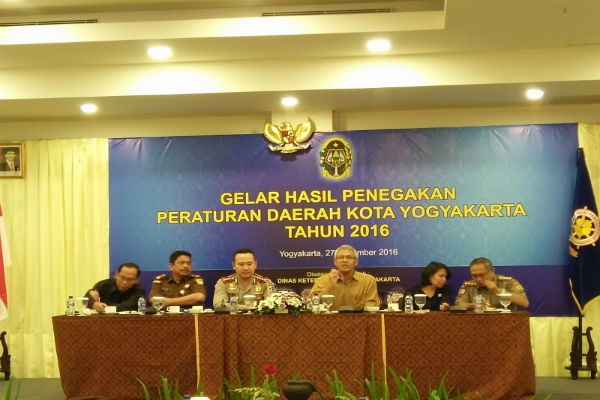 Pj Walikota Jogja Sulistiyo bersama sejumlah pembicara dari berbagai institusi dalam Gelar Hasil Penegakan Peraturan Daerah Kota Jogja Tahun 2016 yang digelar Dinas Ketertiban Kota Jogja di Hotel Cavinton, Ngampilan, Selasa (27/12/2016). (Holy Kartika N.S /JIBI/Harian Jogja)