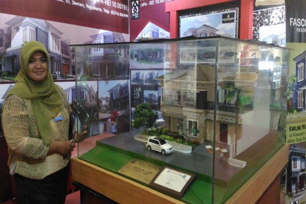 Marketing Executive Fasco Mansion Nurul Astri ketika menunjukkan maket bangunan Fasco Mansion dalam pameran properti di Atrium Plaza Ambarrukmo, Sleman, Jumat (23/12/2016). (Kusnul Isti Qomah/JIBI/Harian Jogja)