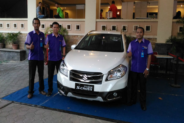 Unit Suzuki New SX4 S-Cross yang dipajang di Grand Pasific, Sleman saat ada konser Sheila On 7, Jumat (23/12/2016). (Kusnul Isti Qomah/JIBI/Harian Jogja).