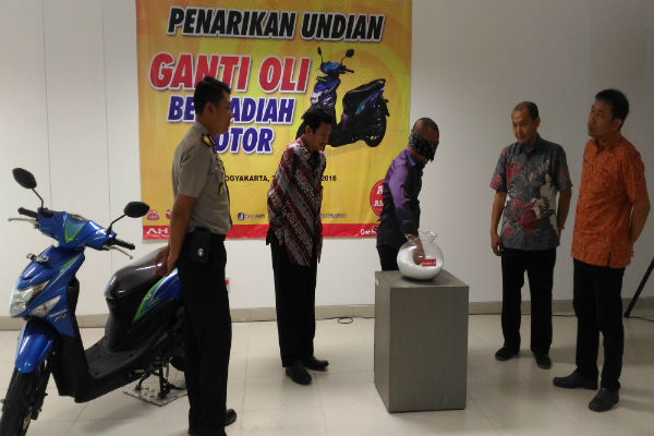 Suasana pengundian program Ganti Oli di AHASS Berhadiah Motor yang dilaksanakan di kantor Astra Motor Yogyakarta dengan disaksikan perwakilan dari Dinas Sosial, notaris, kepolisian, perwakilan konsumen, perwakilan jaringan AHASS, dan manajemen Astra Motor Yogyakarta, Jumat (30/12/2016). (Bernadheta Dian Saraswati/JIBI/Harian Jogja)