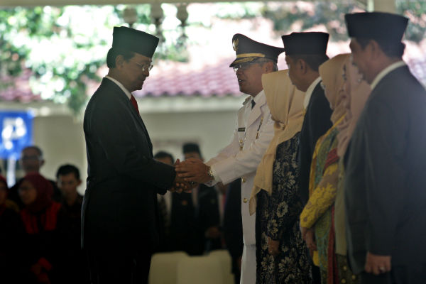 Gubernur DIY Sri Sultan Hamengkubuwono X kembali melantik Sulistyo sebagai Penjabat Walikota Jogja dari sebelumnya berstatus sebagai Pelaksana Tugas (Plt) Walikota Jogja, Rabu (21/12/2016) siang. (Gigih M Hanafi/JIBI/Harian Jogja)