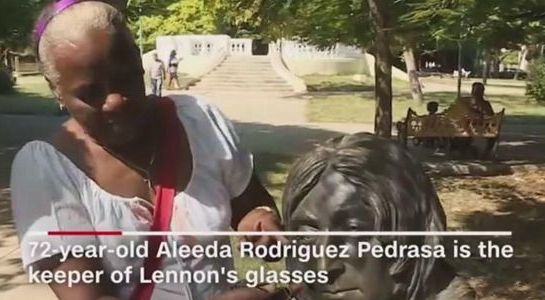Aleeda Rodriguez Pedrasa, wanita yang menjaga patung John Lennon (Youtube)