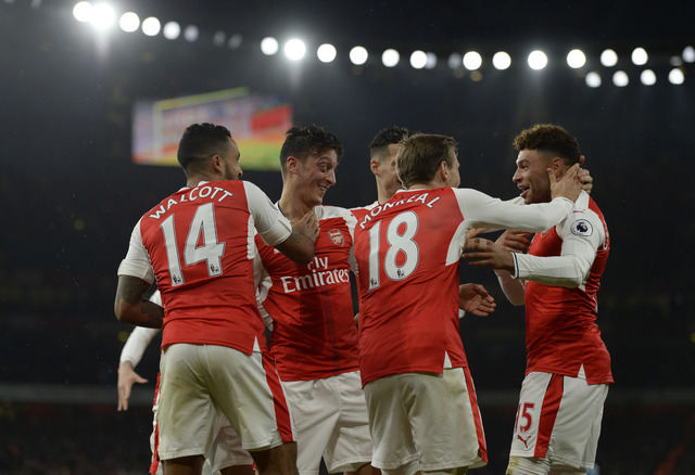 Para pemain Arsenal merayakan gol. (Reuters / Tony O'Brien)