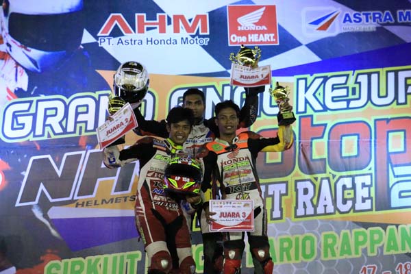 Pebalap Honda (tengah) Andi Farhat, (kiri) Anggi Permana dan (kanan) Handy Tuahatu berhasil sapu bersih podium kelas bergengsi MP1 di race kedua Grand Final Kejuaran Nasional Motoprix 2016 di Sidrap, Sulawesi Selatan (18/12/2016). (Foto istimewa/dokumen)