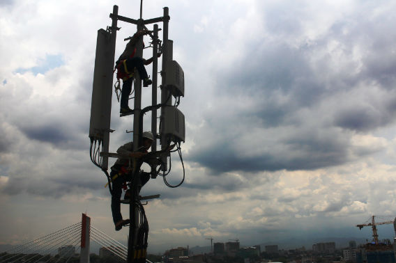Teknisi XL sedang melakukan pemeriksaan rutin terhadap perangkat BTS (BaseTransceiver Station) yang berada di daerah wisata Jalan Cihampelas, Bandung. (Foto istimewa/dokumen)
