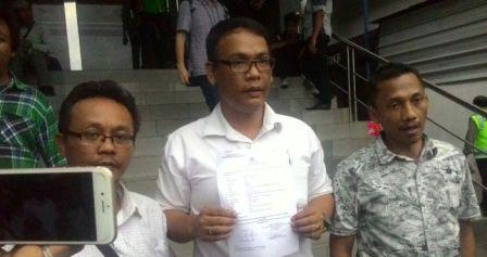 Bara JP seusai melaporkan Dwi Estiningsih ke Polda Metro Jaya (Okezone)