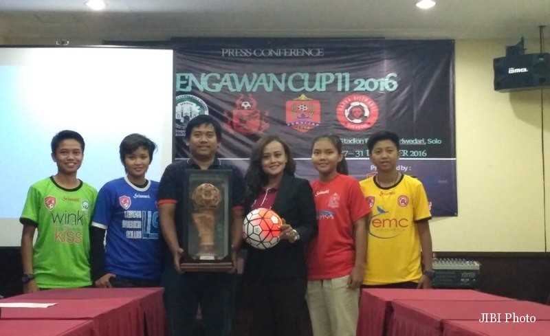Presiden Yayasan Citra Raga Selaras, Esty Puji Lestari (ketiga dari kiri), berfoto bersama Koordinator Kaukus Anak Gawang, Muhammad Amjad (ketiga dari kanan), dan kapten kesebelasan dari keempat tim di Sarila Hotel, Selasa (27/12/2016). (Danur Lambang Pristiandaru/JIBI/Solopos)
