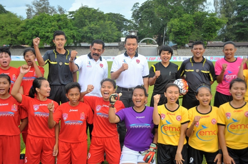 Menpora Imam Nahrawi dan Walikota Solo FX Hadi Rudyatmo (Tengah) bersama para peserta Bengawan Cup II (Kemenpora.go.id)