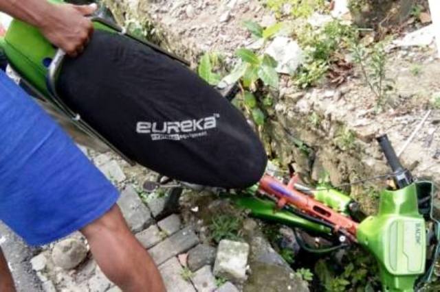 Sepeda motor yang dikendarai seorang bocah terperosok ke selokan di Kampung Talangsari, Kelurahan Bendan Duwur, Kecamatan Kota Semarang, Jateng, Minggu (25/12/2016). (Facebook.com-Diah Ayu Rahmawati)
