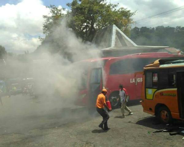 Bus Langsung Jaya nyaris terbakar, Kamis (22/12/2016), (Facebook/Ryan Go Wong)