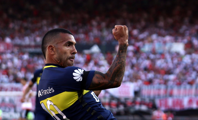Carlos Tevez melakukan selebrasi. (REUTERS/Marcos Brindicci)