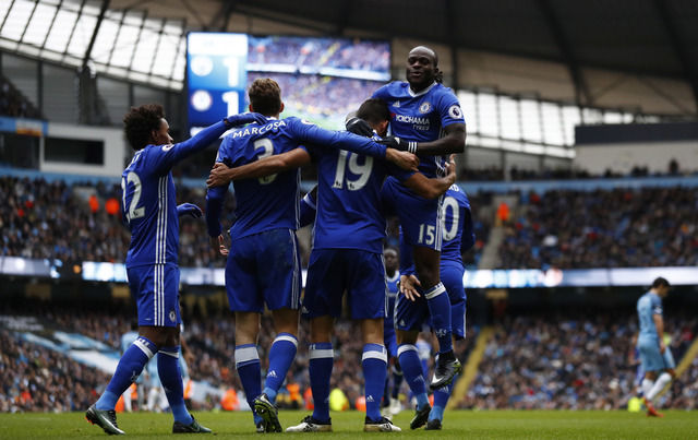 Para pemain Chelsea merayakan gol. (Reuters / Jason Cairnduff)