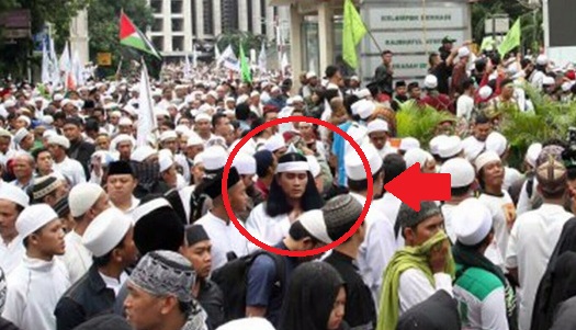 Wiro Sableng di tengah massa aksi 212 saat menuju Monas, Jakarta, Jumat (2/12/2016) pagi. (Istimewa/Twitter)