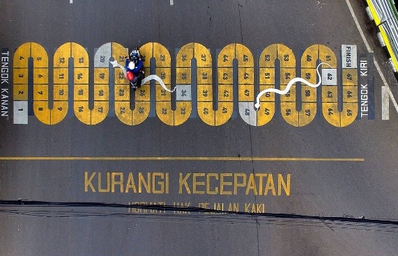 Desain zebra cross mirip papan permainan ular tangga (Instagram @dudisugandi)