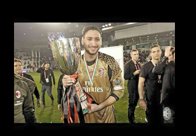 Donnaruma Bersama Trofi Piala Super Italia (Facebook)