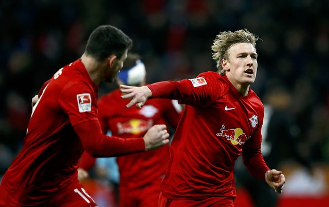 Pemain RB Leipzig, Emil Forsberg, merayakan gol. (REUTERS/Wolfgang Rattay)