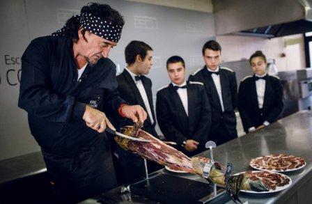 Florencio Sanchidrian pemotong daging ham dengan bayaran Rp53 juta (NY Times)